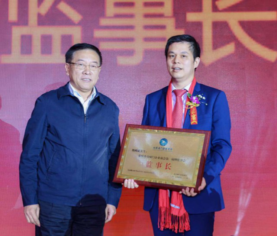 全國歸國華僑聯(lián)合會主席林軍先生（左一）為仟億達(dá)集團董事長鄭兩斌（右一）頒發(fā)監(jiān)事長牌匾