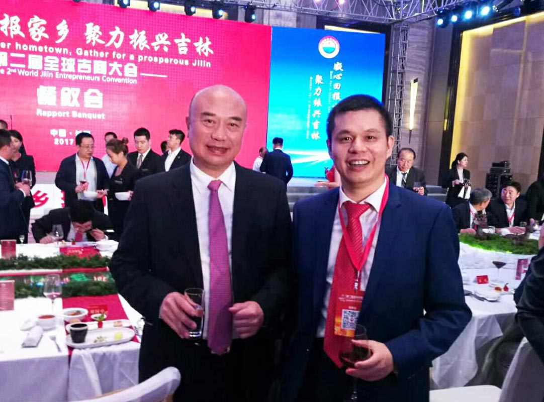 吉林省省長劉國中（左）與仟億達(dá)集團董事長鄭兩斌（右）
