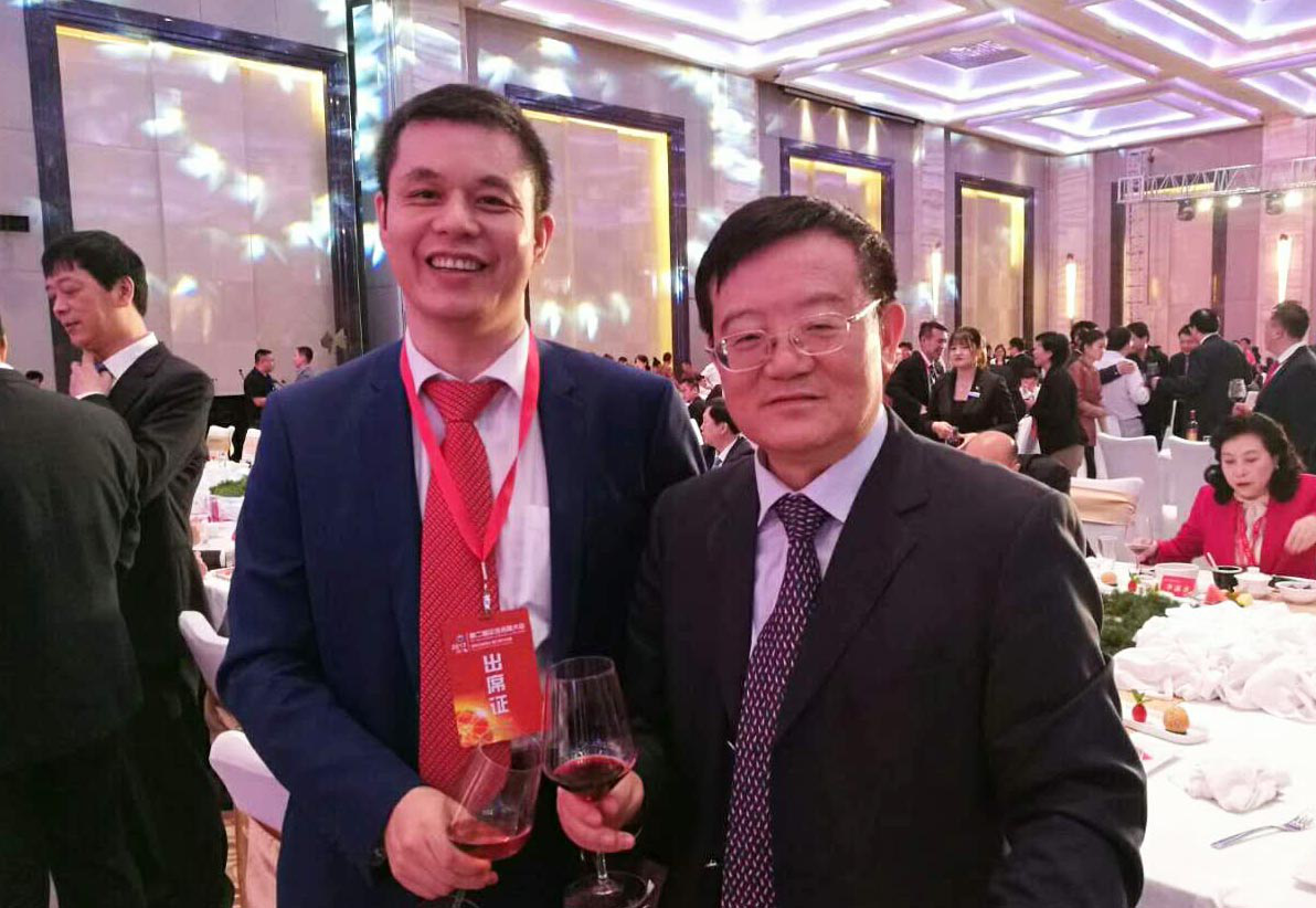 全國工商聯(lián)黨組書記、常務(wù)副主席徐樂江（右）與仟億達(dá)集團董事長鄭兩斌（左）