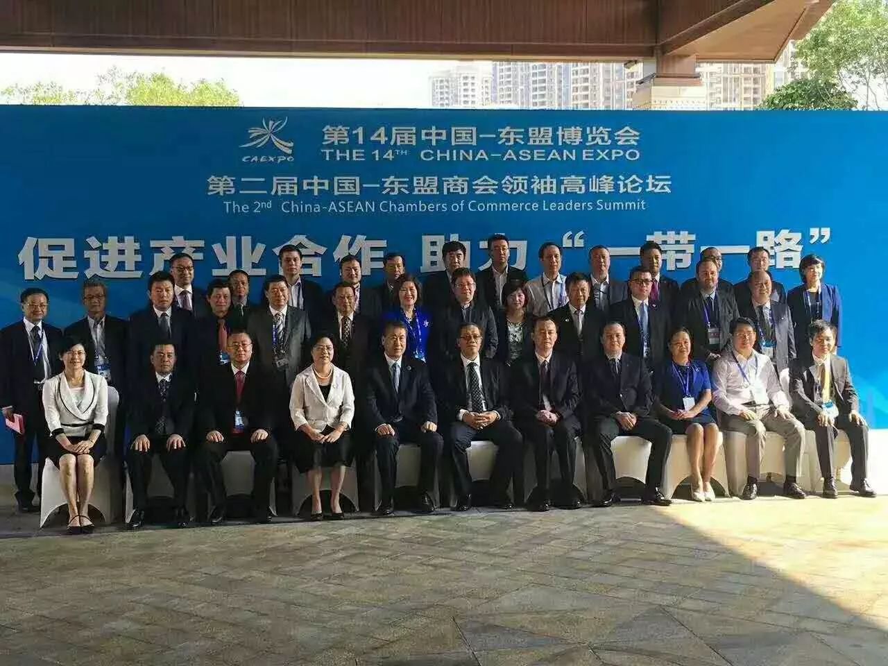 全國工商聯(lián)副主席黃榮(首排右5)、廣西壯族自治區(qū)副主席陳剛(首排右6)與仟億達(dá)集團(tuán)董事長鄭兩斌(三排左3)等嘉賓合影